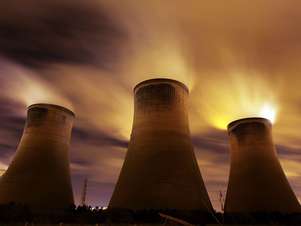 Usinas emitem vapor no Reino Unido: eliminação de fontes de poluição pode reduzir o aquecimento Foto: Getty Images