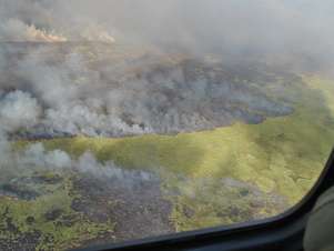 Imagem áerea mostra a extensão das chamas na reserva ecológica no segundo dia de incêndio   Foto: Henrique Ilha/ICMBio / Divulgação