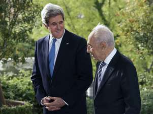 Kerry conversa com o presidente de Israel, Shimon Perez, em um jardim privado antes do encontro oficial Foto: AFP