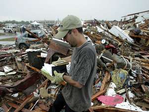 Justin Stehan, morador de Moore, fotografa o que restou de seus casa Foto: AP
