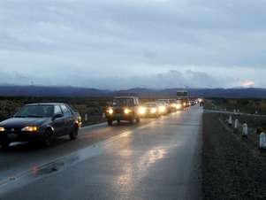 Carros de moradores próximos ao vulcão movimentam uma estrada da província argentina de Neuquen Foto: AFP