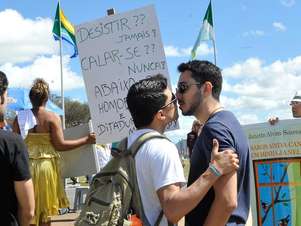Em protesto contra projeto conhecido como "cura gay", manifestantes fizeram "beijaço" em Brasília Foto: Antônio Cruz / Agência Brasil