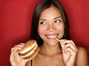 Comer demais depois da academia ou nos momentos de estresse podem trazer grandes prejuízos para o corpo Foto: Getty Images