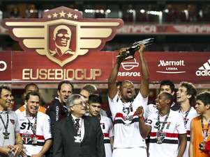 São paulo conquistou a Copa Eusébio, com vitória sobre o Benfica por 2 a 0, e encerrou um jejum que já durava 14 jogos Foto: EFE