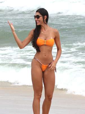 Ex-Casa de Vidro, do BBB13, Kelly Baron exibiu seu belo corpo na praia da Barra da Tijuca Foto: Delson Silva  / AgNews