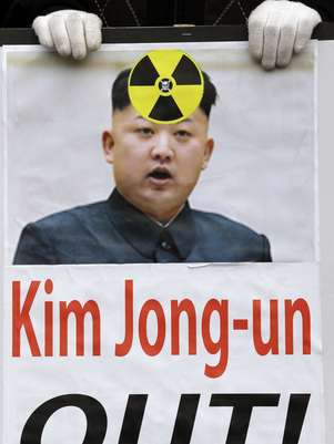 Manifestante segura cartaz pedindo a saída do líder norte-coreano Kim Jong-un, em Seul, na Coreia do Sul Foto: AP