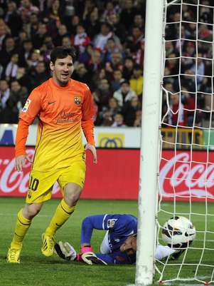 Messi chuta para o gol aberto e empata o jogo no 2º tempo Foto: EFE