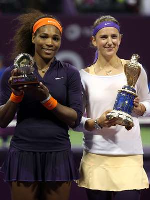 Serena e Azarenka exibem troféus conquistados em Doha, no Catar Foto: AP
