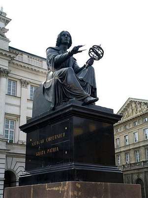 Estátua de Nicolau Copérnico na Varsóvia Foto: Marek and Ewa Wojciechowscy/Wikimedia Commons / Divulgação