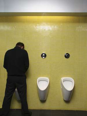 Os pacientes podem sentir desconforto para urinar após a cirurgia Foto: Getty Images