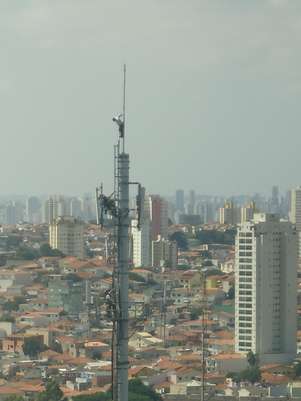 Torre de telefonia fica na altura do n&uacute;mero 200 da avenida Tucuruvi, zona norte&nbsp;de S&atilde;o Paulo Foto: Guilherme Maverick / vc rep&oacute;rter