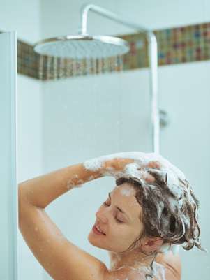 A causa da mudança do cabelo é uma soma de fatores internos e externos, que vão desde a escolha do xampu e condicionador, o modo como você lava o cabelo, até a alimentação e os hormônios Foto: Shutterstock
