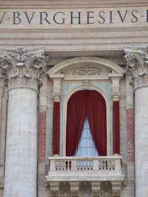 O novo papa aparecer&aacute; na Loggia Centrale momentos ap&oacute;s a fuma&ccedil;a branca sair pela chamin&eacute; instalada na Capela Sistina Foto: Rafael Belincanta / Especial para Terra