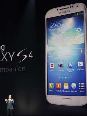 Chefe da divisão de aparelhos móveis da Samsung, J. K. Shin, mostra o novo smartphone da companhia, o Galaxy S4 Foto: AP