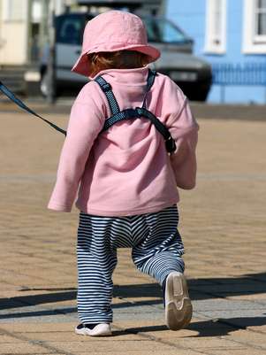 A mochila-guia não oferece grandes riscos à saúde da criança Foto: Shutterstock