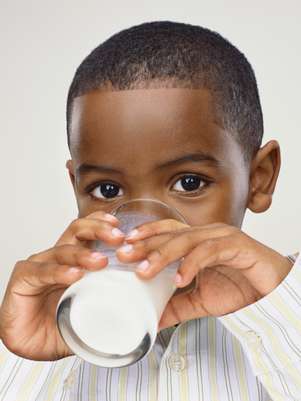Especialistas recomendam o consumo de leite integral durante a infância Foto: Getty Images