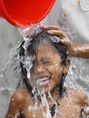 Garota toma banho nas Filipinas no Dia Mundial da Água Foto: Reuters