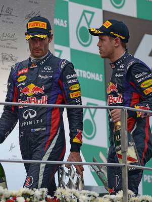 Mark Webber mostrou o dedo do meio, não cumprimentou Vettel e ainda reclamou no pódio Foto: AFP