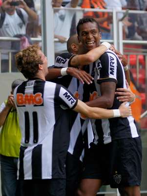 Jô é felicitado por gol na vitória expressiva do Atlético-MG Foto: Yuri Edmundo / Gazeta Press