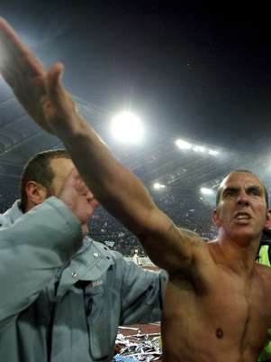 Em 2005, Di Canio fez saudação fascista após vitória da Lazio sobre a Roma Foto: Reuters