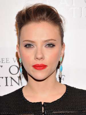Scarlett Johansson garante que o tratamento é eficaz contra espinhas Foto: Getty Images