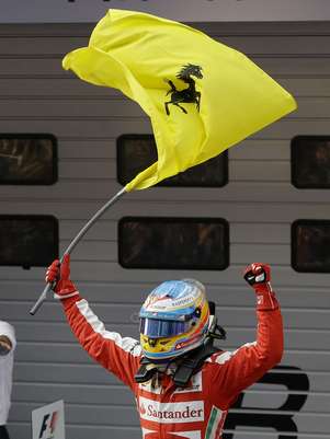 Alonso carregou bandeira e levou ferraristas ao delírio na China Foto: AP