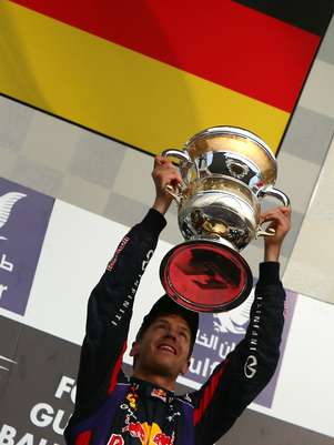 Vettel levanta troféu; piloto esperava mais dificuldades Foto: AFP