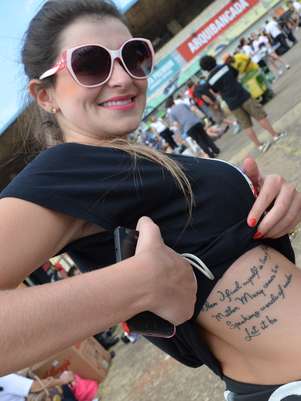 A fã gaúcha Aline mostra tatuagem em homenagem aos Beatles em frente ao estádio Serra Dourada Foto: Mirelle Irene / Especial para Terra