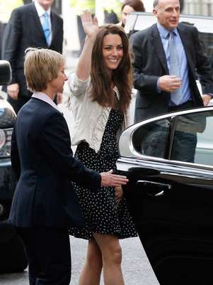 A duquesa de Cambridge é fã da Issa e usou um vestido preto de bolinhas em abril de 2011 Foto: Getty Images