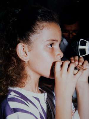 Keyla Vilaça com sua gaita, primeiro instrumento que ganhou do pai Foto: Facebook / Reprodução