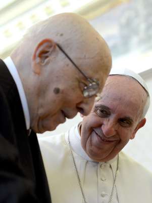 Ao lado do presidente da Itália, Giorgio Napolitano, o Papa pediu aos italianos que voltem a confiar na política. Foto: AP