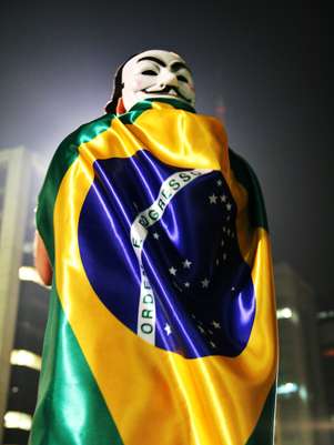 Manifestante segura a bandeira nacional em protesto em São Paulo Foto: Fabrício Carvalho / vc repórter