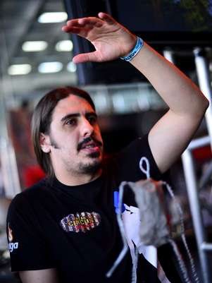 Beto Di Trento, professor de modelagem e desenho artístico da Saga, conta que uma dessas peças pode ser vendida por cerca de R$ 3 mil cada Foto: Fernando Borges / Terra