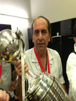 Kalil postou foto com taça da Libertadores no Twitter Foto: Divulgação Kalil postou foto com taça da Libertadores no Twitter Foto: Divulgação