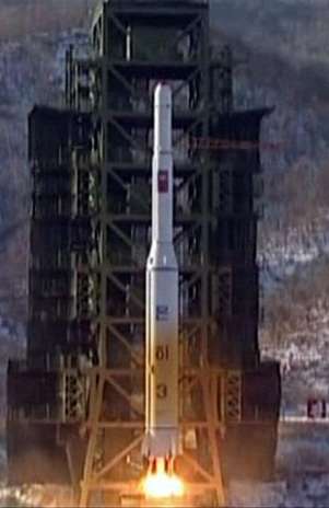 O lançamento do foguete Unha-3, em dezembro de 2012 Foto: KCNA / Reuters