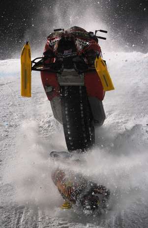 Moore sofreu queda na Snowmobile Freestyle Foto:  / AP