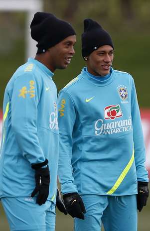 Ao lado de Neymar, Ronaldinho deve sair jogando contra os ingleses Foto:  / Reuters