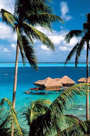 Plantações de baunilha, uma fazenda de pérolas e uma linda lagoa para mergulhos e passeios de caiaque fazem parte das maravilhas pelas quais a ilha de Huahine é um destino único e romântico. Num pequeno paraíso quase intocado, o vilarejo de Maeva e a praia de Hana Iti são pontos imperdíveis do roteiro Foto: Tahiti Tourism / Divulgação