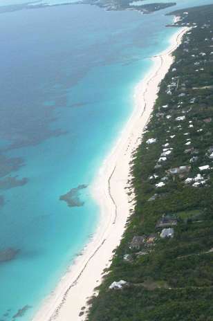 A ilha de Harbour Island é uma das mais famosas e românticas entre as que formam o arquipélago das Bahamas. Em meio às incríveis paisagens paradisíacas caribenhas das Bahamas, Harbour Island se destaca por suas praias de areias rosas como Pink Sand Beach, com 5 km de extensão Foto: Getty Images