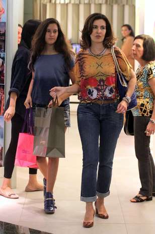 A apresentadora usa sempre looks acinturados, mesmo quando veste calça jeans, como no visual escolhido para passeio em shopping no Rio de Janeiro Foto: AgNews/ Marcus Pavão