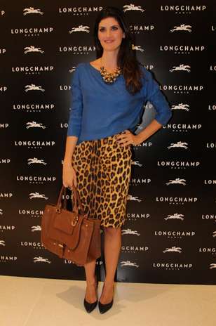 Isabella Fiorentino combina saia com estampa de pele de onça com blusa azul forte.