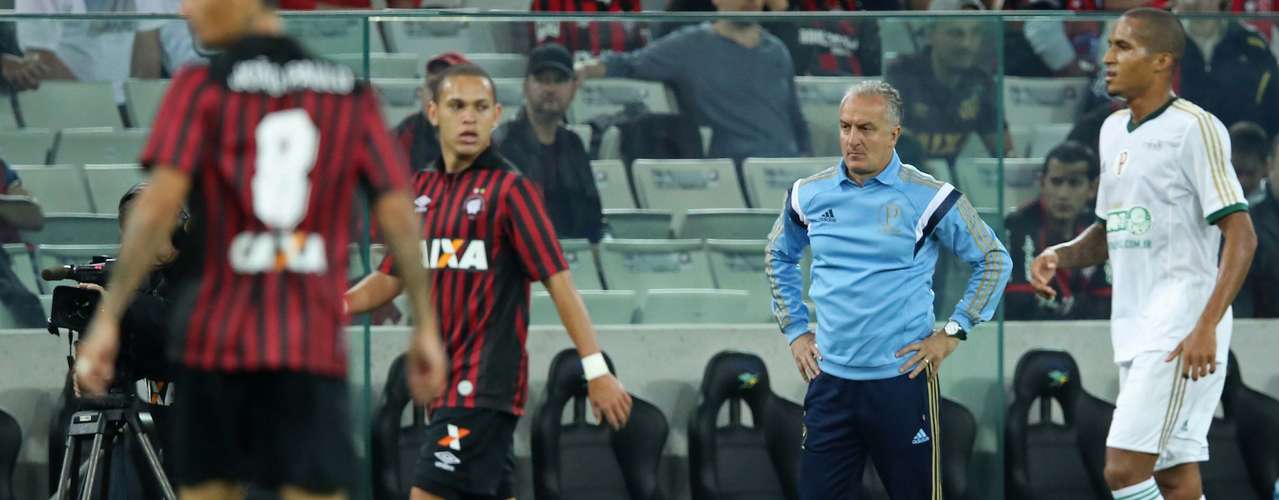 Dorival estreia com empate heroico e deixa Palmeiras fora da degola