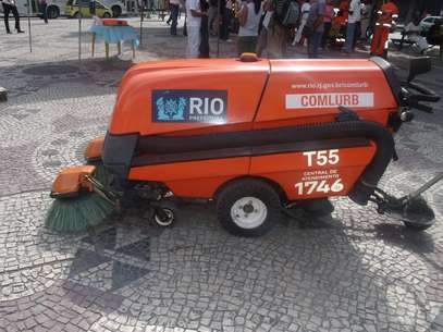 Os equipamentos de trabalho utilizados pelos garis foram expostos no local Foto: José Carlos Pereira de Carvalho / vc repórter