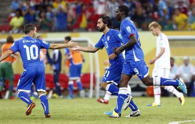 Jogadores italianos comemoram o segundo gol contra o Japão, marcado por Uchida (contra) Foto: Marcelo Pereira / Terra