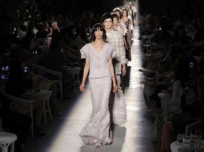 Modelos exibem criações do estilista alemão Karl Lagerfeld para a Chanel durante desfile da coleção de alta costura outono/inverno 2012/2013 em Paris, na França, nesta terça-feira. 03/07/2012 Foto: Benoit Tessier / Reuters