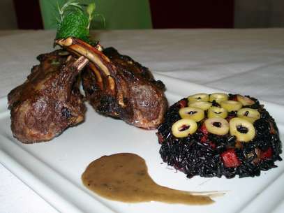 Suave e afrodisíaco, o arroz negro combina bem com carnes fortes como o cordeiro Foto: Crícia Giamatei / Terra