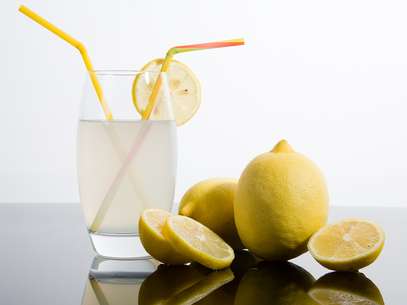 Além das propriedades emagrecedoras, o limão ajuda a baixar o colesterol, a desintoxicar e alcalinizar o sangue e ativa o sistema imunológico Foto: Getty Images