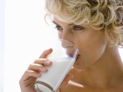 O leite integral contém maior concentração de ácidos graxos que o desnatado Foto: Getty Images