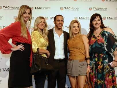 Ao lado de famosas, Lewis Hamilton posou para fotos durante inauguração da TAG Heuer Foto: Francisco Cepeda / AgNews
