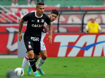 Guerrero abriu o placar para o Corinthians, contra o São Paulo, mas deixou gramado do Pacaembu machucado Foto: Edson Lopes Jr / Terra